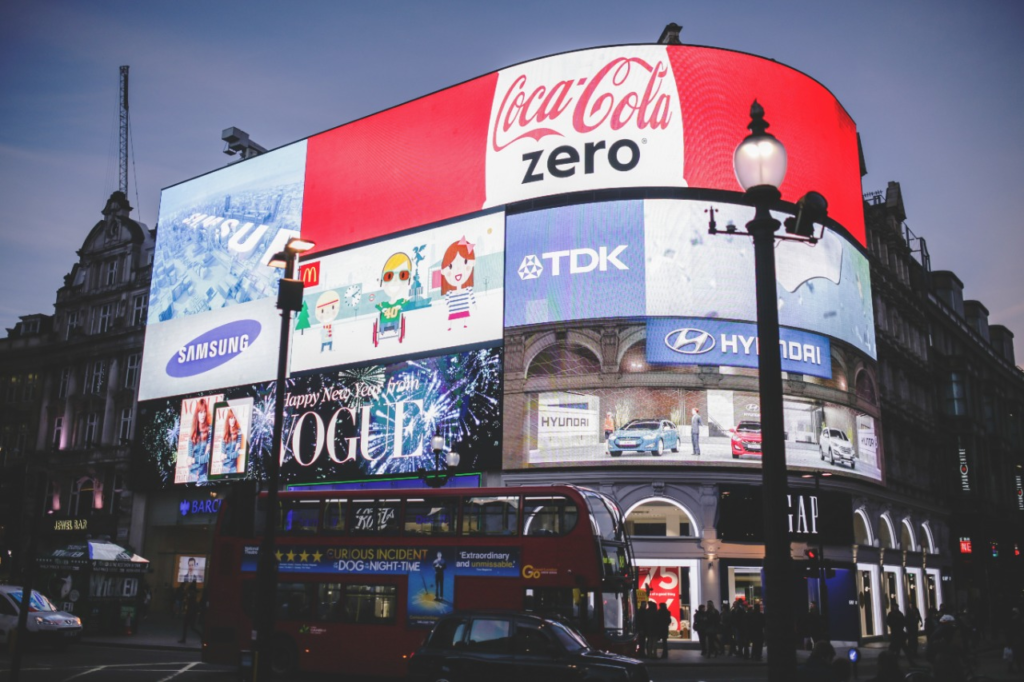 marcas com um bom plano de marketing realizando propaganda em em painel digital