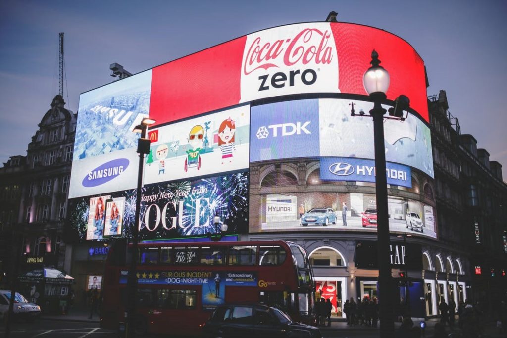 Estratégia de Marketing visual física: Outdoors em avenida movimentada