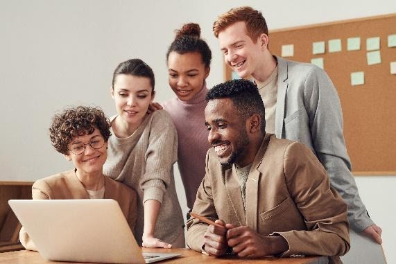 Pessoas trabalhando em harmonia possivelmente fazendo um plano de negócios